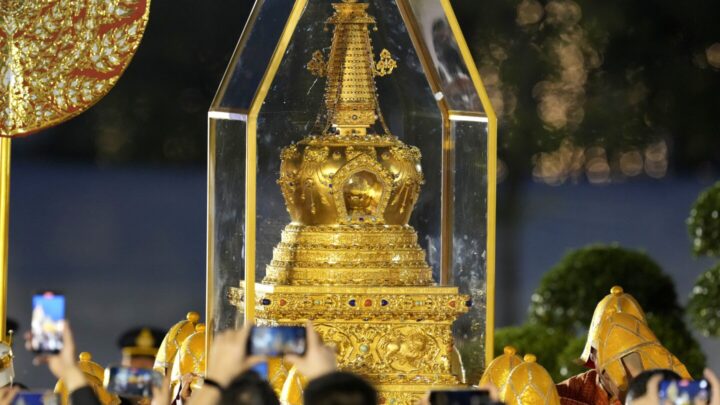 Tailandia recibe con honores una reliquia de Buda prestada por China