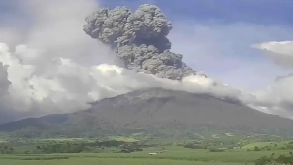 Erupción del volcán Kanlaon fuerza evacuaciones masivas en Filipinas