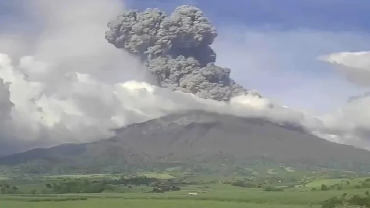 Erupción del volcán Kanlaon fuerza evacuaciones masivas en Filipinas