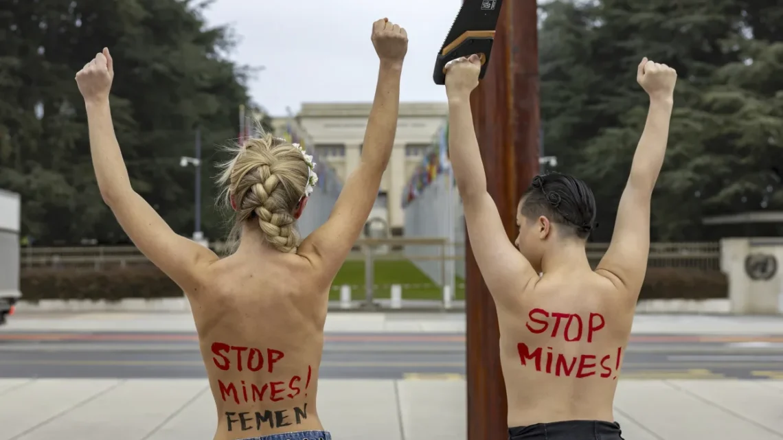 Detienen a activistas de FEMEN por dañar monumento frente a la ONU