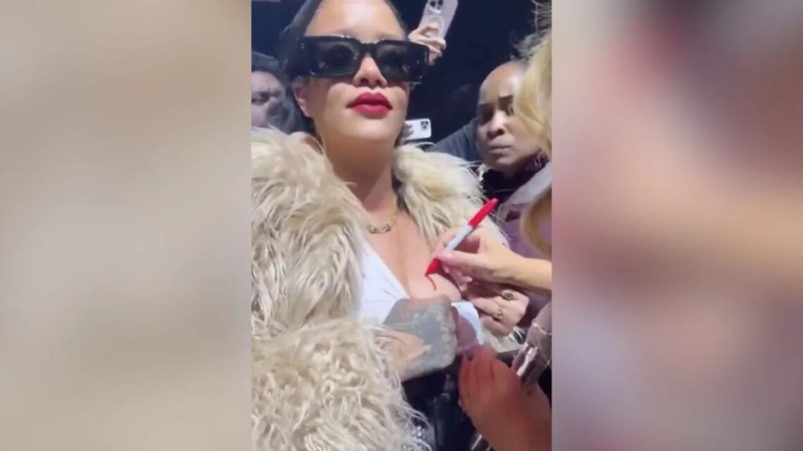 Rihanna se convierte en fan de Mariah Carey: le pide un autógrafo en el pecho durante su concierto navideño