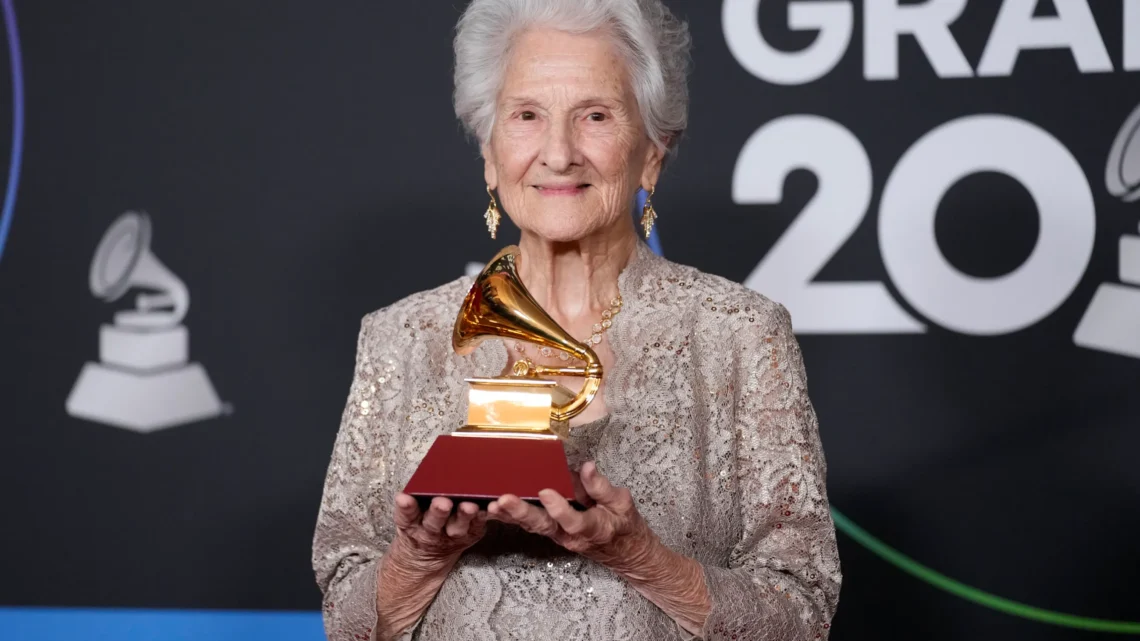 Muere Ángela Álvarez, ganadora histórica del Latin GRAMMY a los 97 años
