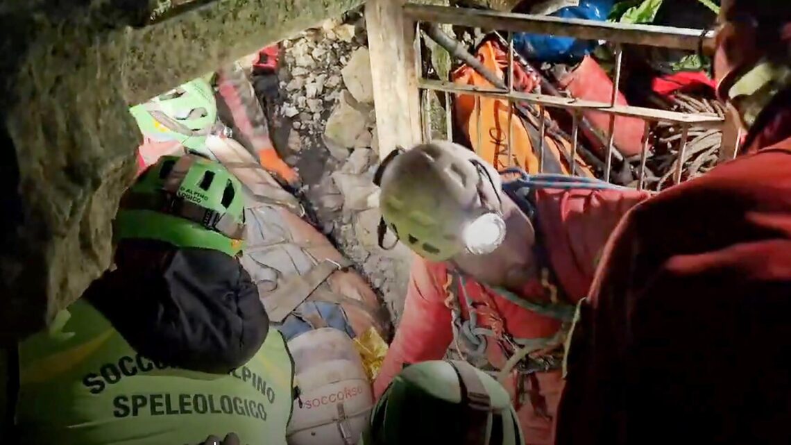 Rescatan a espeleóloga italiana tras cuatro días atrapada en una cueva