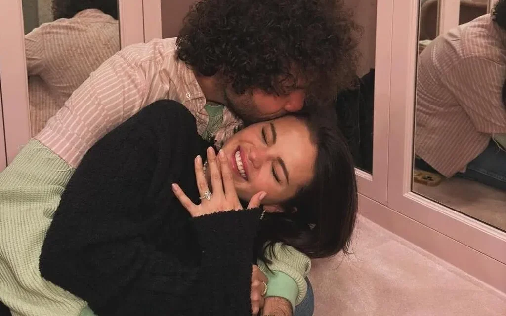 Selena Gomez anuncia su compromiso con Benny Blanco