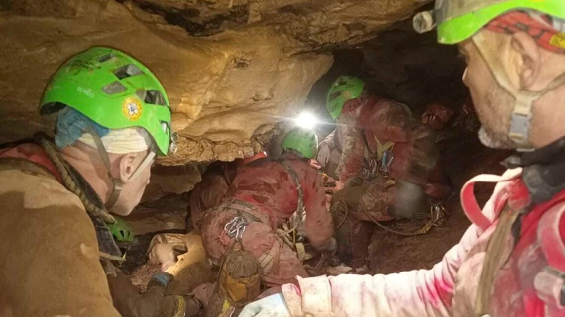 Rescate en Bérgamo: equipos luchan por liberar a una espeleóloga atrapada   