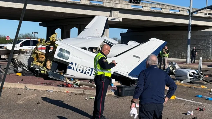  Avioneta se estrella contra vehículos en Victoria, Texas