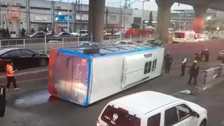 Vuelca camión de pasajeros en Guadalupe, Nuevo León