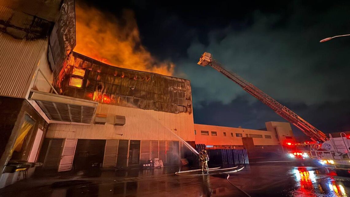 Incendio en planta procesadora de pollos moviliza a rescatistas en Apodaca