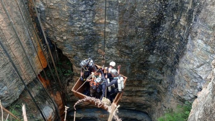 Al menos 9 mineros quedan atrapados en una mina de carbón en Assam, India
