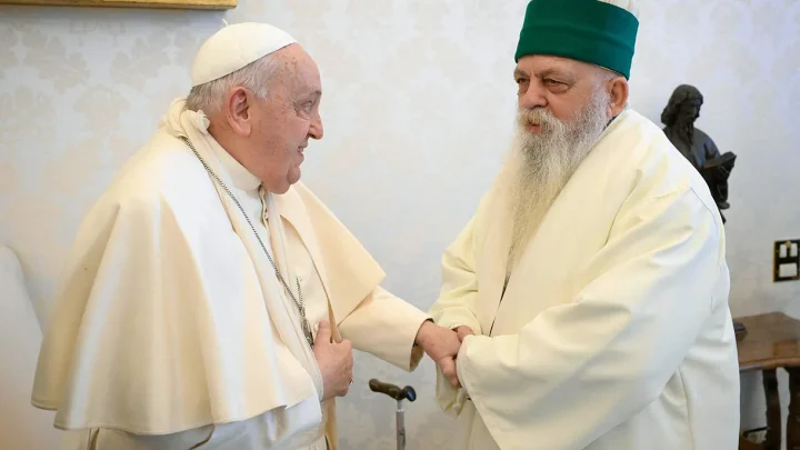 El Papa Francisco sufre otra caída y le inmovilizan el brazo derecho
