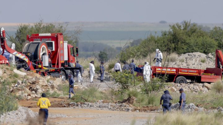 Rescatan sobrevivientes y cuerpos de mina en Sudáfrica