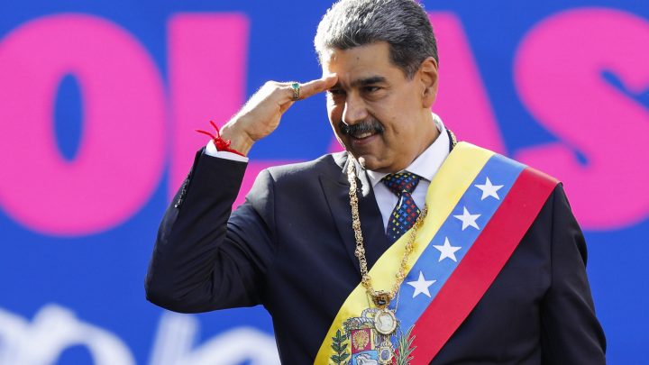 Maduro condecora al torturador Alexander Granko Arteaga durante el Congreso Internacional contra el Fascismo