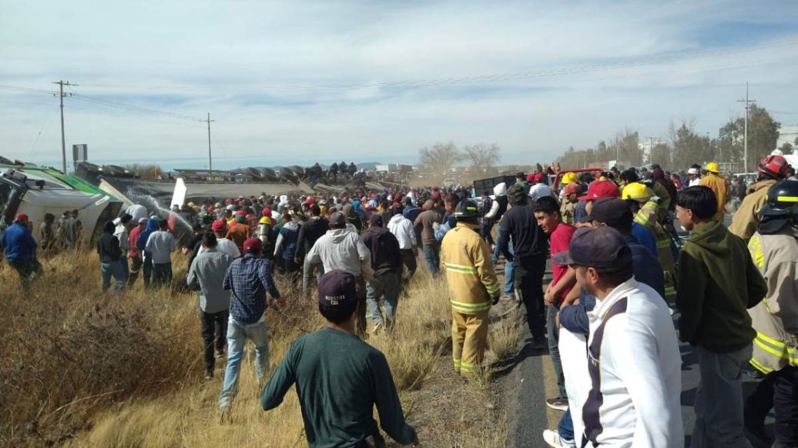 Vuelca camión cervecero en Zacatecas y desata saqueo masivo