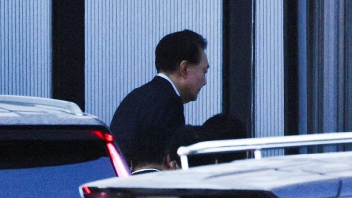 Detienen al presidente de Corea del Sur tras atrincherarse en su residencia