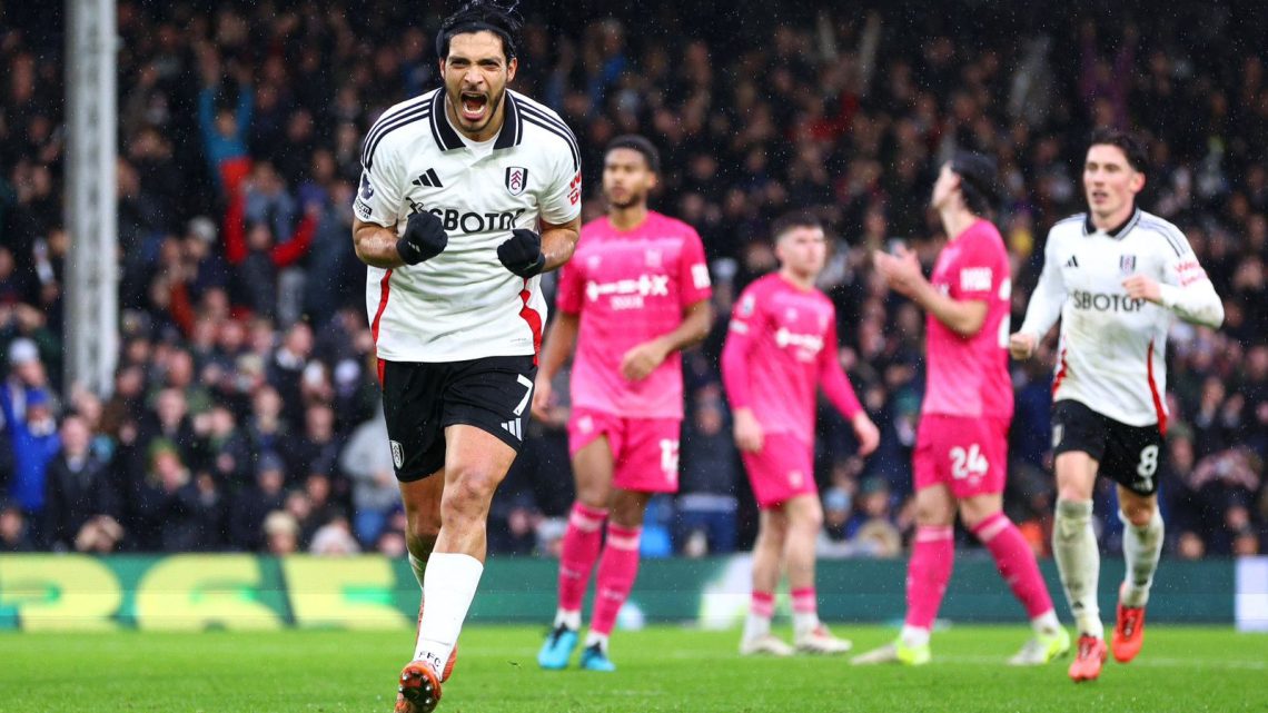 Raúl Jiménez rompe récord de Chicharito con doblete en la Premier League