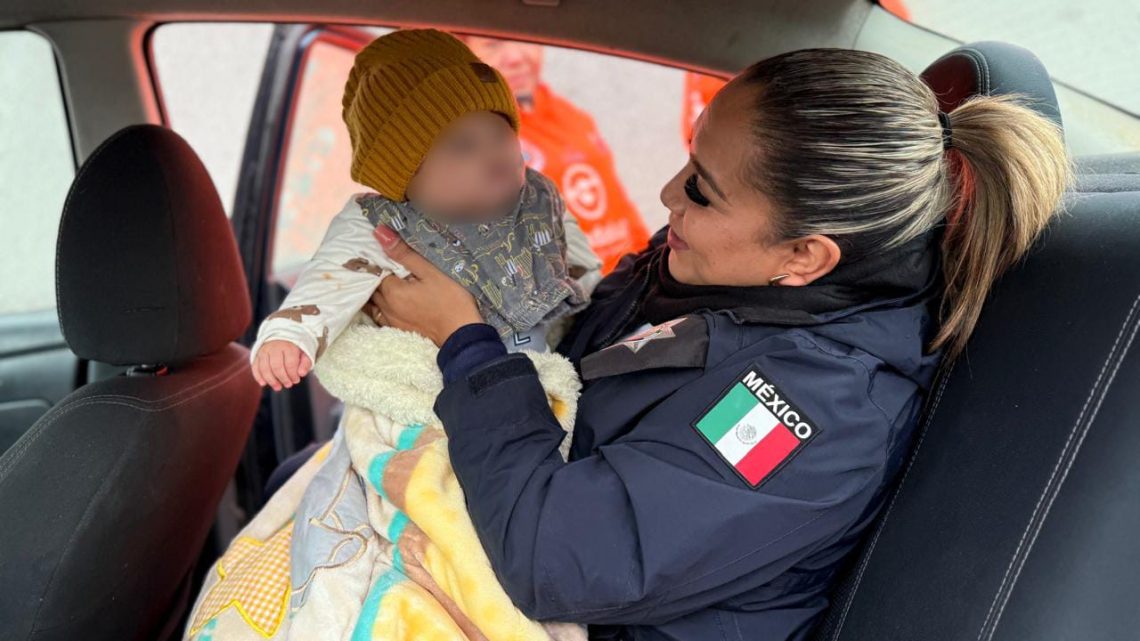 Deja a su bebé solo en el auto mientras busca gasolina y termina detenido