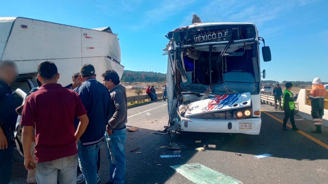 Choque entre autobús y camioneta deja cinco lesionados en Hidalgo