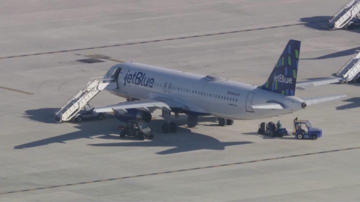 Hallan dos cuerpos en el tren de aterrizaje de un avión de JetBlue en Florida