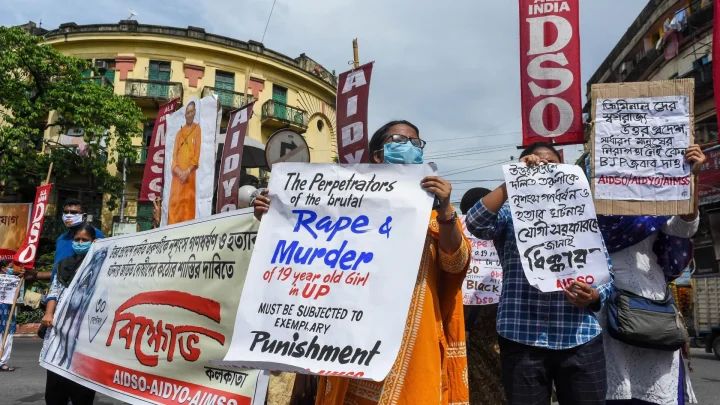Detenidos 49 hombres por agresiones sexuales a una adolescente en India