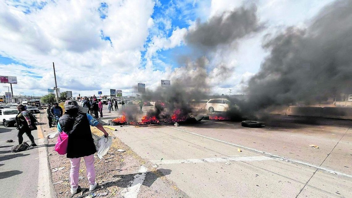 Vecinos bloquean la México-Querétaro tras agresión a un hombre