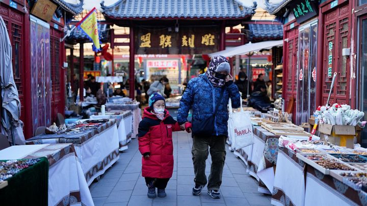 Población de China cae por tercer año consecutivo, generando desafíos económicos y sociales