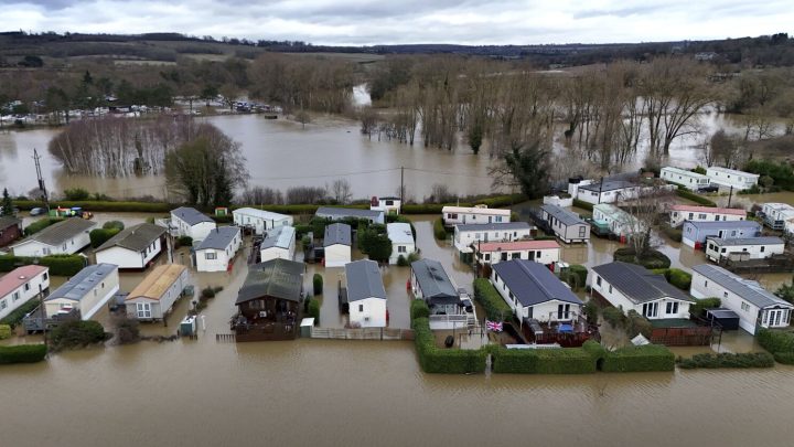 Autoridades del Reino Unido rescatan a 60 personas debido a las intensas inundaciones