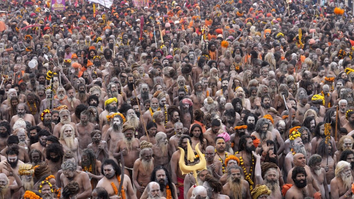 Millones de peregrinos participan en el baño sagrado del Maha Kumbh