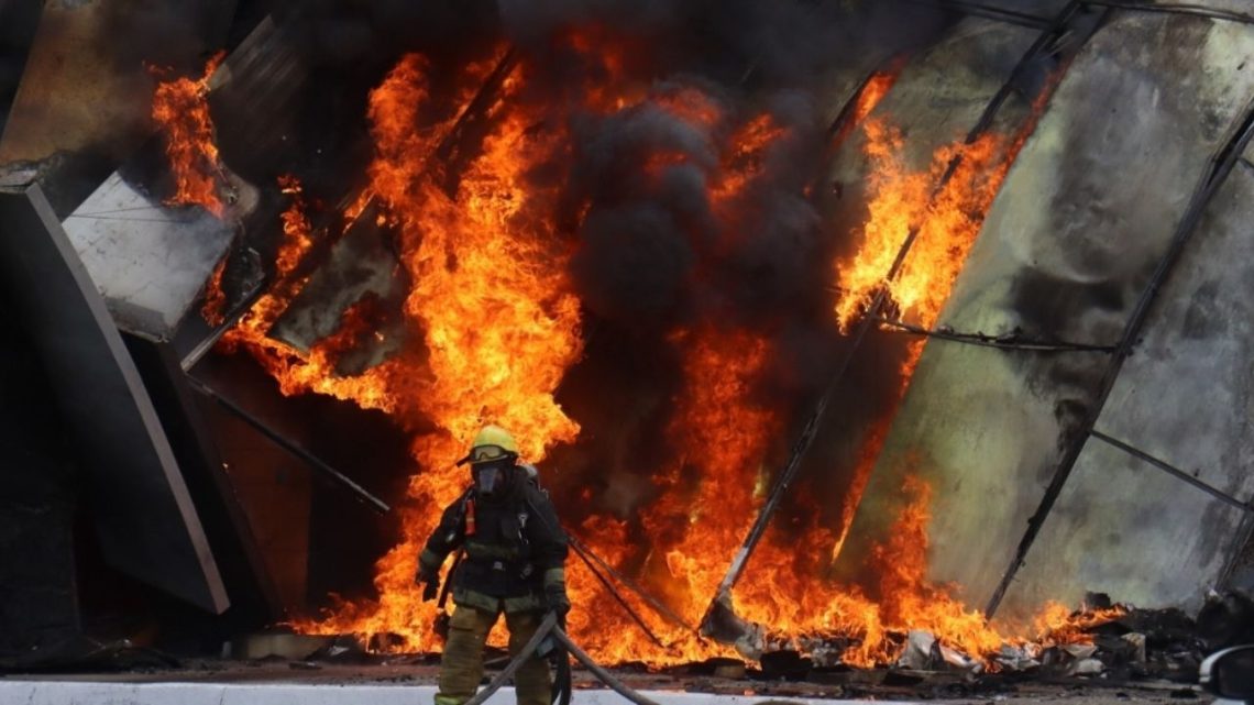 Incendio consume casino y centro de trampolines en Sinaloa