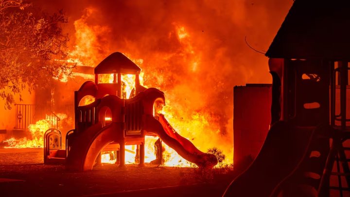 Incendio en Los Ángeles deja dos muertos y fuerza evacuación masiva