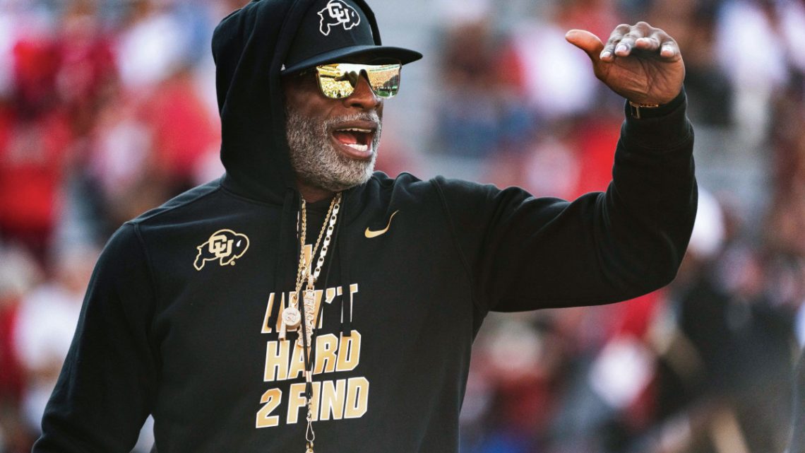 Jerry Jones conversa con Deion Sanders para dirigir a los Cowboys