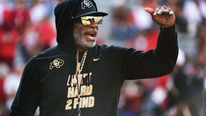 Jerry Jones conversa con Deion Sanders para dirigir a los Cowboys