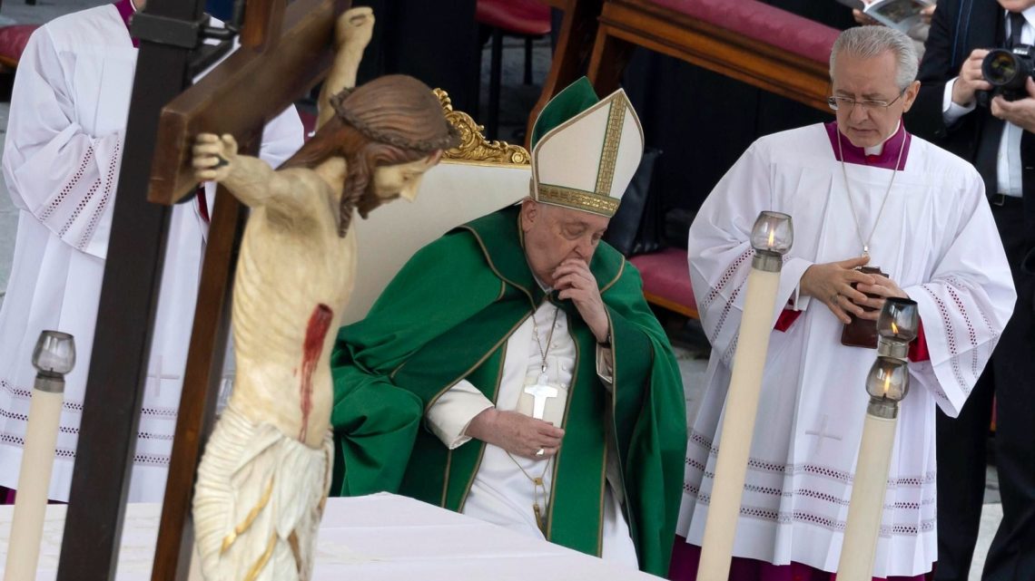 El papa Francisco es hospitalizado por bronquitis