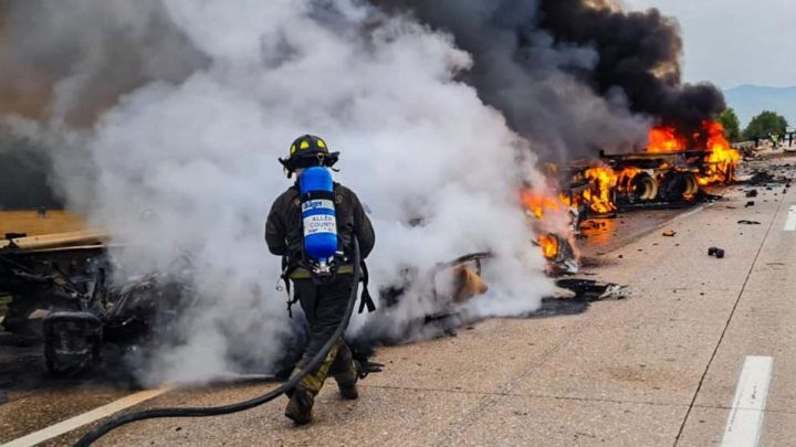 Fatal choque de tráileres en Arco Norte; pobladores saquean la mercancía