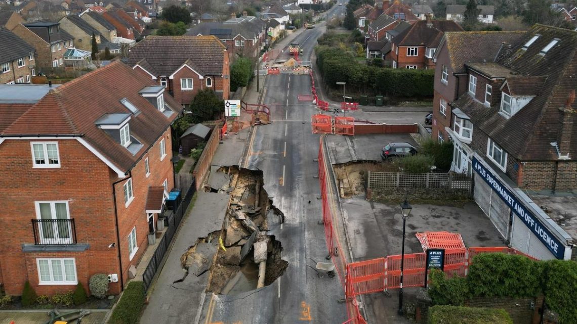 Socavón en Inglaterra obliga a evacuar a residentes por riesgo de explosión
