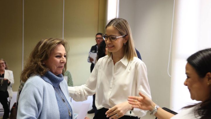 Reconoce Car Herrera a las voluntarias de Casa de la Mujer