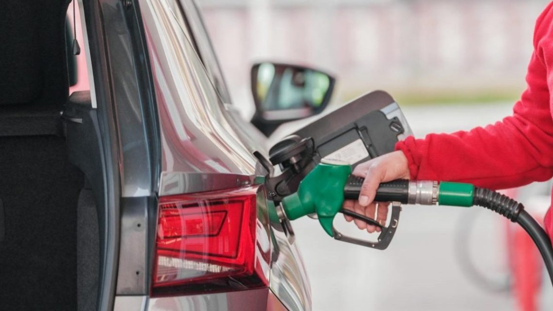 Gobierno acuerda tope voluntario para el precio de la gasolina