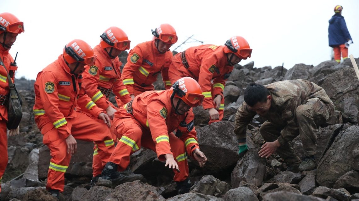 Rescatistas buscan a 29 desaparecidos tras deslave en Sichuan, China