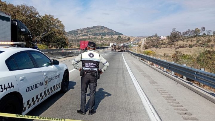 Persecución en Querétaro termina en fatal volcadura