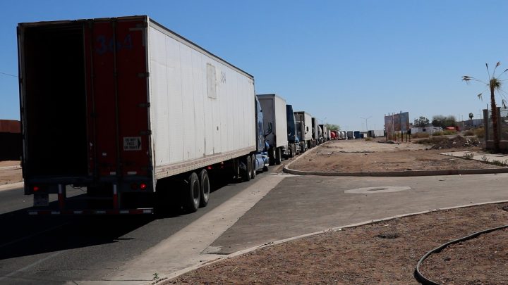 Largas filas de tráileres en Ciudad Juárez por actualización del sistema aduanero