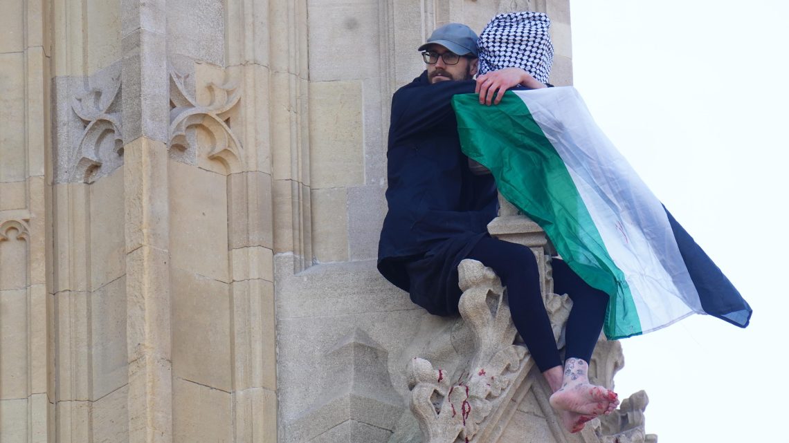 Arrestan a hombre que escaló el Big Ben con bandera palestina