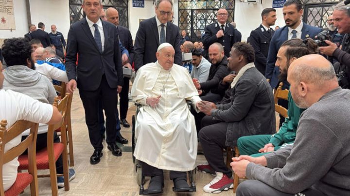La cárcel se encuentra situada en el barrio romano de Trastevere, cerca del Vaticano