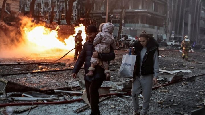La población civil huye ante los bombardeos con misiles y drones