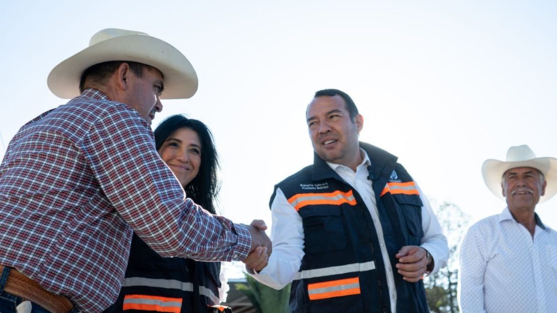 Entrega Roberto Cabrera rehabilitación de avenida en Puerta de Palmillas con una inversión de 2.1 md