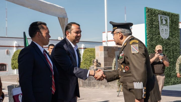 Roberto Cabrera asiste a la Toma de Posesión de Cargo del Comandante Interino del 7º Regimiento Mecanizado