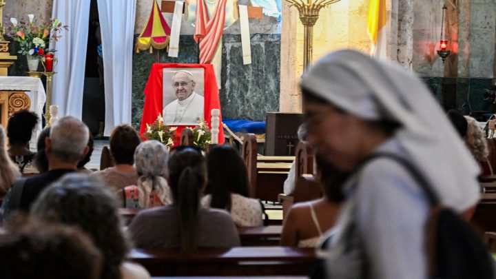 Cerca de las 8:30 hora local (11:30 GMT) se llevó a cabo la primera misa del día en la Catedral de Buenos Aires, ubicada en Plaza de Mayo
