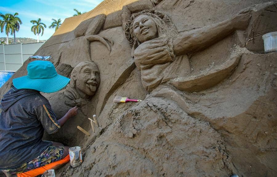 Artistas internacionales crean esculturas gigantes de arena en Acapulco