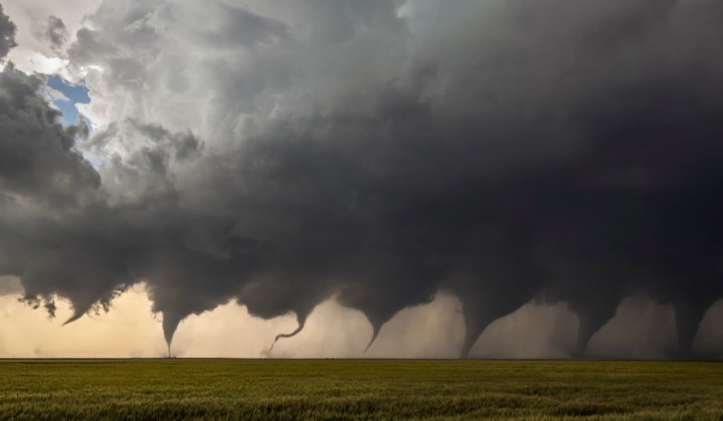 El frente frío número 37, en combinación con fuertes vientos en el norte del país, podría ocasionar torbellinos y tornados para algunos estados