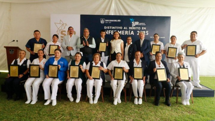 Roberto Cabrera entrega Distintivos al Mérito a Enfermeras y Enfermeros de San Juan del Río