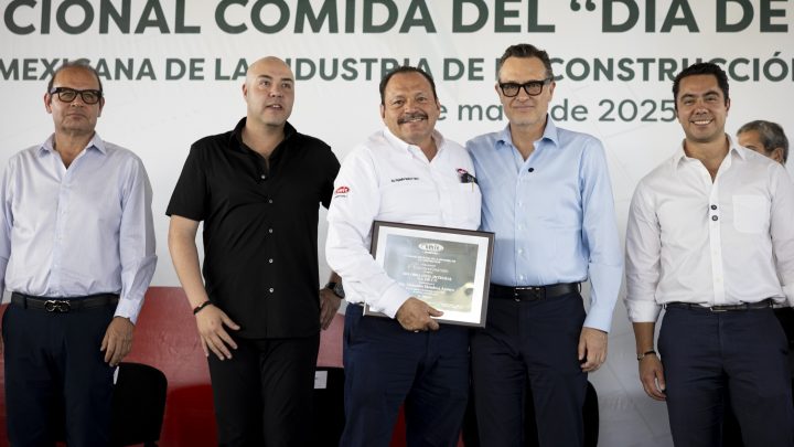 Preside Gobernador tradicional comida de la Santa Cruz con integrantes de la CMIC