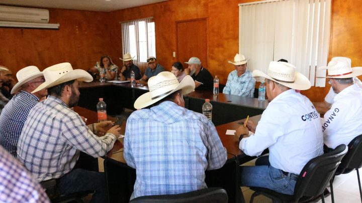 Se reúne Rosendo Anaya con ganaderos de la sierra